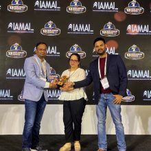 Saurabh Singh and Ritu Kaul from Flickstree receive the Best Affiliate Marketing Platform Award at IAMAI 13th Digital Awards